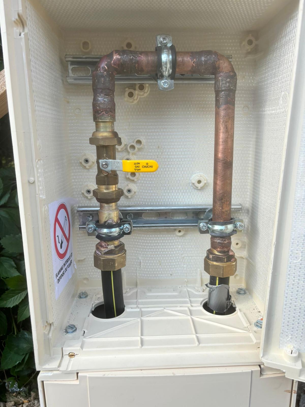 Canalisations en cuivre dans une niche de compteur d'eau