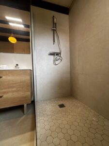 Douche à l'italienne de plain-pied avec carrelage hexagonal