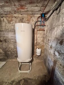 Chauffe-eau électrique installé dans une cave